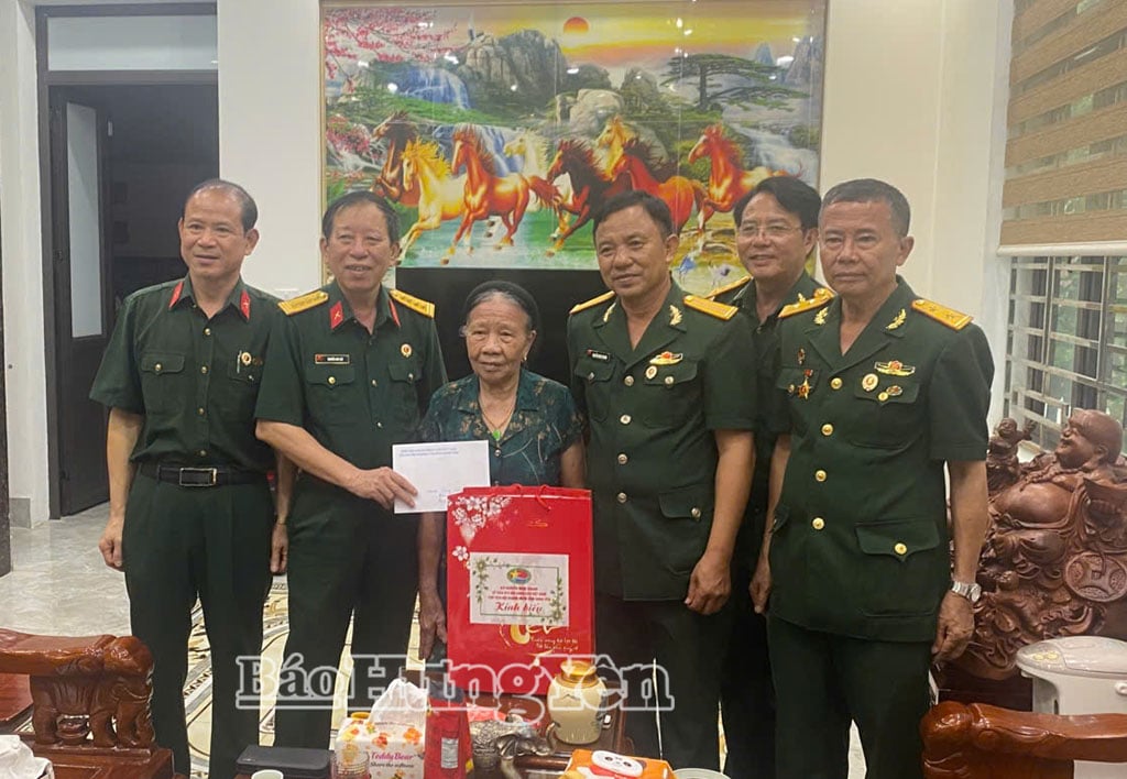 Hội  CCB tỉnh, Hội Doanh nhân CCB tỉnh Hưng Yên thăm, tặng quà thân nhân liệt sĩ tại xã Tống Trân.
