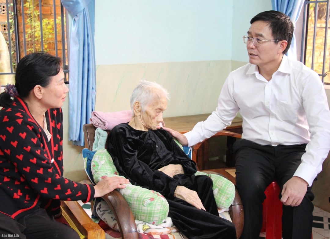 Bí thư Tỉnh ủy Nguyễn Đình Trung thăm hỏi, tặng quà Mẹ Việt Nam Anh hùng Lê Thị Ba. 