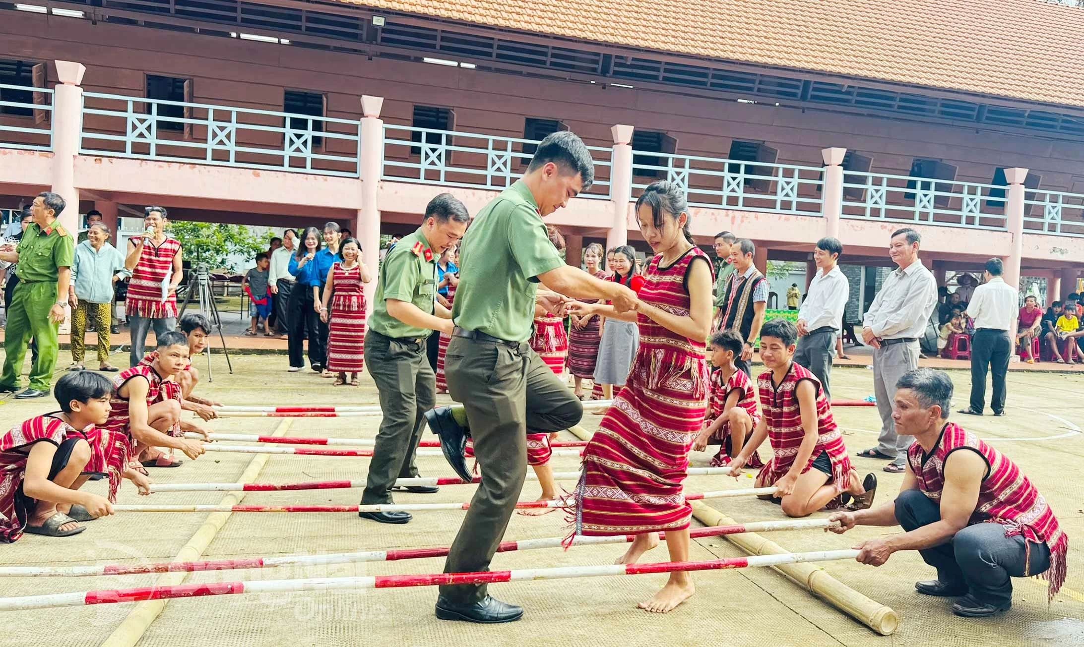 Cán bộ công an giao lưu nhảy sạp với đồng bào Chơro. Ảnh: Tố Tâm