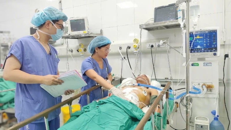 خضع المريض لعملية جراحية طارئة ليلاً.
