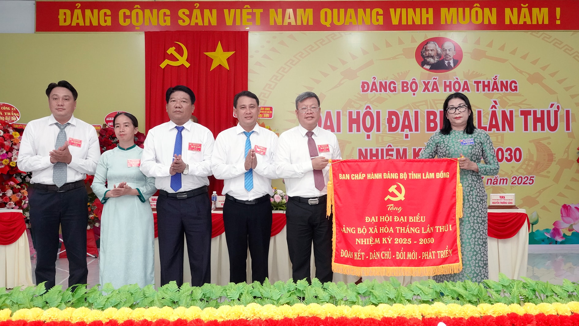 Thay mặt Đảngbộ tỉnh Lâm Đồng đồng chí Bố Thị Xuân Linh tặng bức trướng cho Đại hội