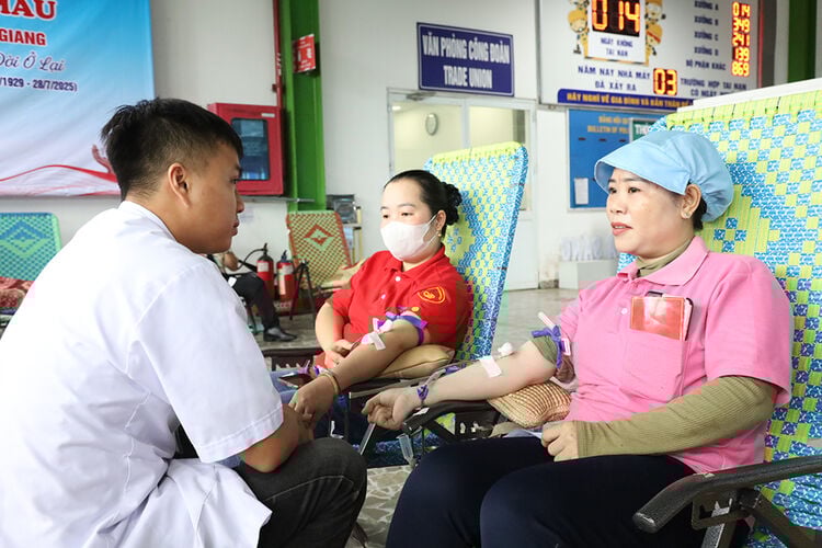 Hơn 150 đoàn viên, người lao động hiến máu tình nguyện