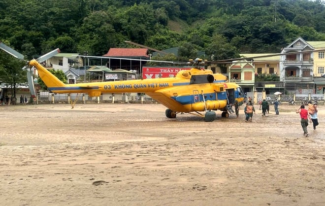 Trực thăng Mi-171 vào Nghệ An cứu trợ - Ảnh 2.