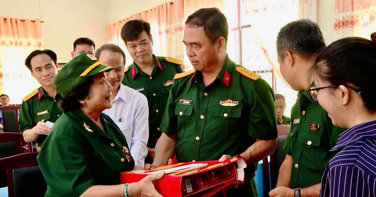 Quân khu 7 và Lữ đoàn 171 thăm, tặng quà thương binh, người có công