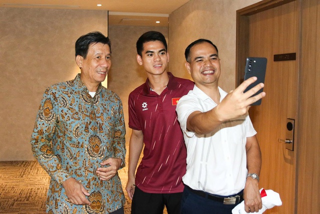 Thầy trò HLV Kim Sang-sik được Đại sứ Việt Nam tại Indonesia động viên trước bán kết- Ảnh 2.