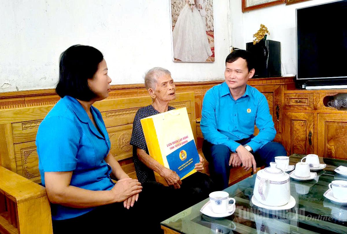 Lãnh đạo Liên đoàn Lao động tỉnh tặng quà cho Mẹ Việt Nam Anh hùng Lâm Thị Giã.