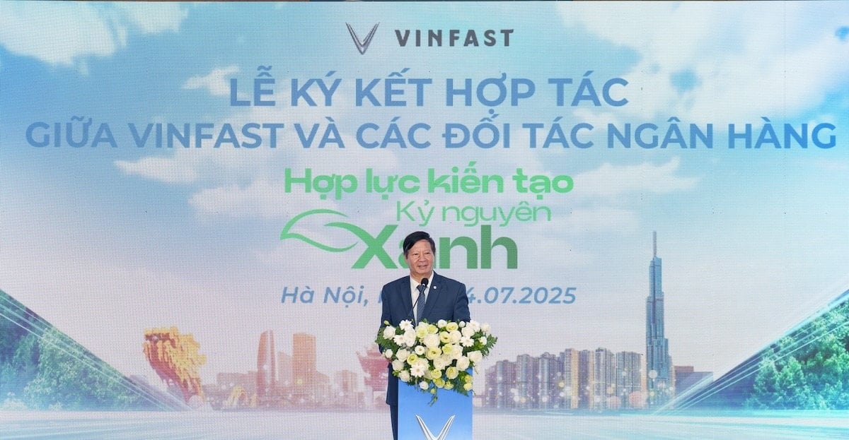 Le vice-président de Vingroup, Le Khac Hiep, prend la parole lors de la cérémonie de signature