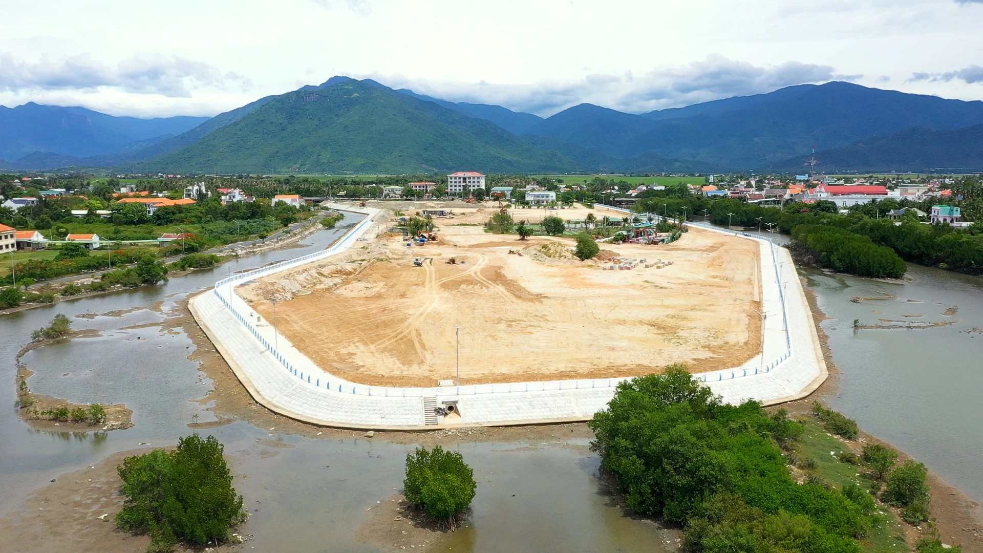 Công trình kè bảo vệ hai bên sông Bà Bường đang được thi công và dự kiến hoàn thành vào cuối tháng 8.