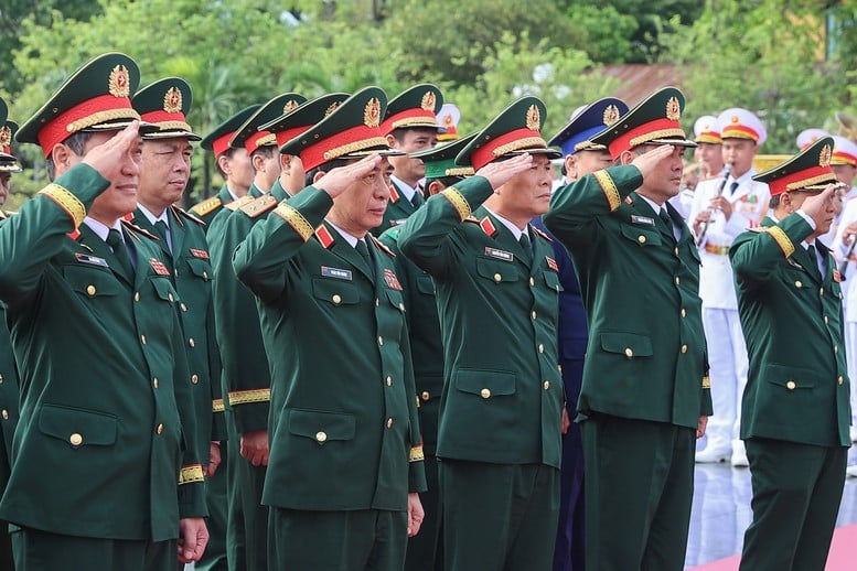 Lãnh đạo Đảng, Nhà nước vào Lăng viếng Chủ tịch Hồ Chí Minh, tưởng niệm các anh hùng liệt sĩ