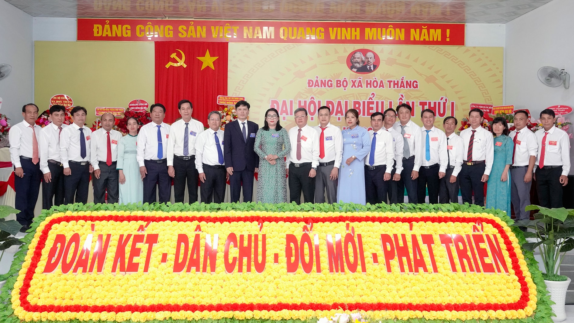 Đại diện lãnh đạo tỉnh chụp hình lưu niệm với Ban Chấp hành Đảng bộ xã Hòa Thắng