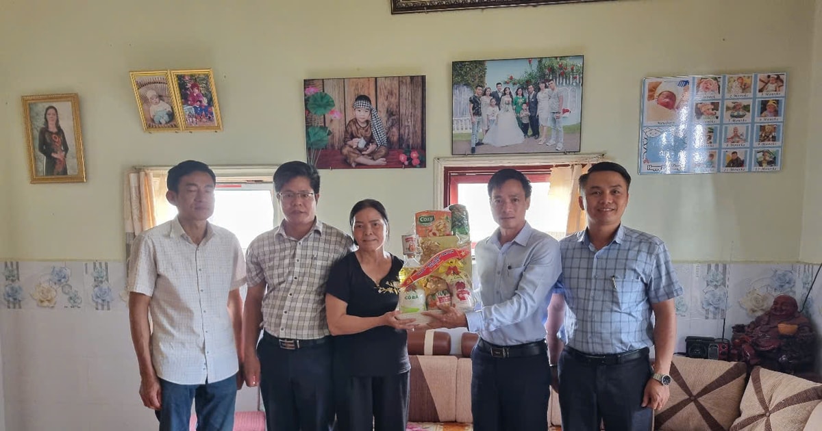 ថ្នាក់​ដឹក​នាំ​ឃុំ​តា​ហ៊ីង ចុះ​សួរ​សុខ​ទុក្ខ និង​ចែក​អំណោយ​ដល់​គ្រួសារ​គោល​នយោបាយ​ចំនួន ៧៧​គ្រួសារ