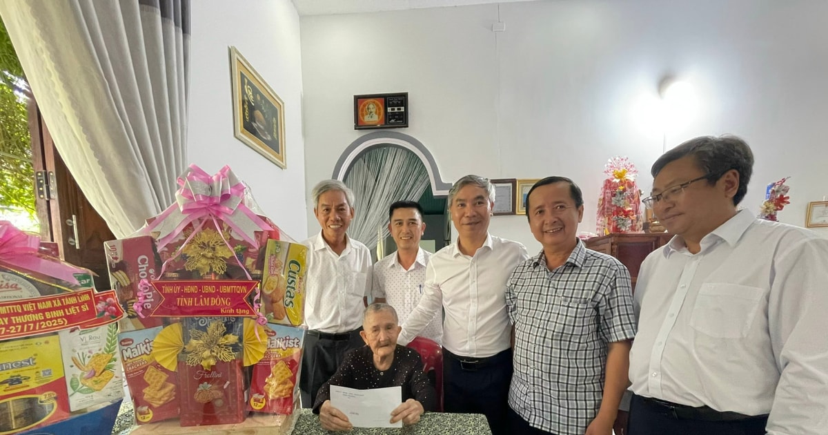 Comrade Nguyen Van Quang, Chairman of the Inspection Committee of Lam Dong Provincial Party Committee visited and presented gifts to Vietnamese Heroic Mothers.