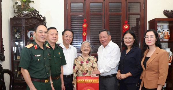 Đồng chí Nguyễn Văn Phong thăm, tặng quà người có công tiêu biểu phường Đống Đa