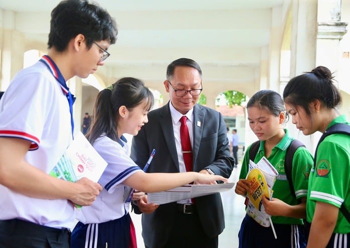 Trường ĐH Ngân hàng TP HCM, ĐH Kinh tế - Luật công bố điểm sàn nhiều phương thức xét tuyển - Ảnh 1.
