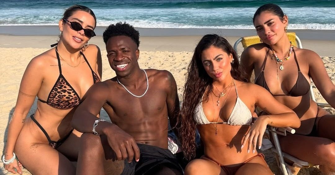 Vinicius with 3 hot girls, competing in playfulness with Lamine Yamal