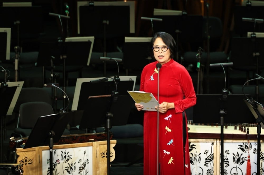 Awarding the UNESCO World Documentary Heritage certificate to the family of the late musician Hoang Van - photo 3