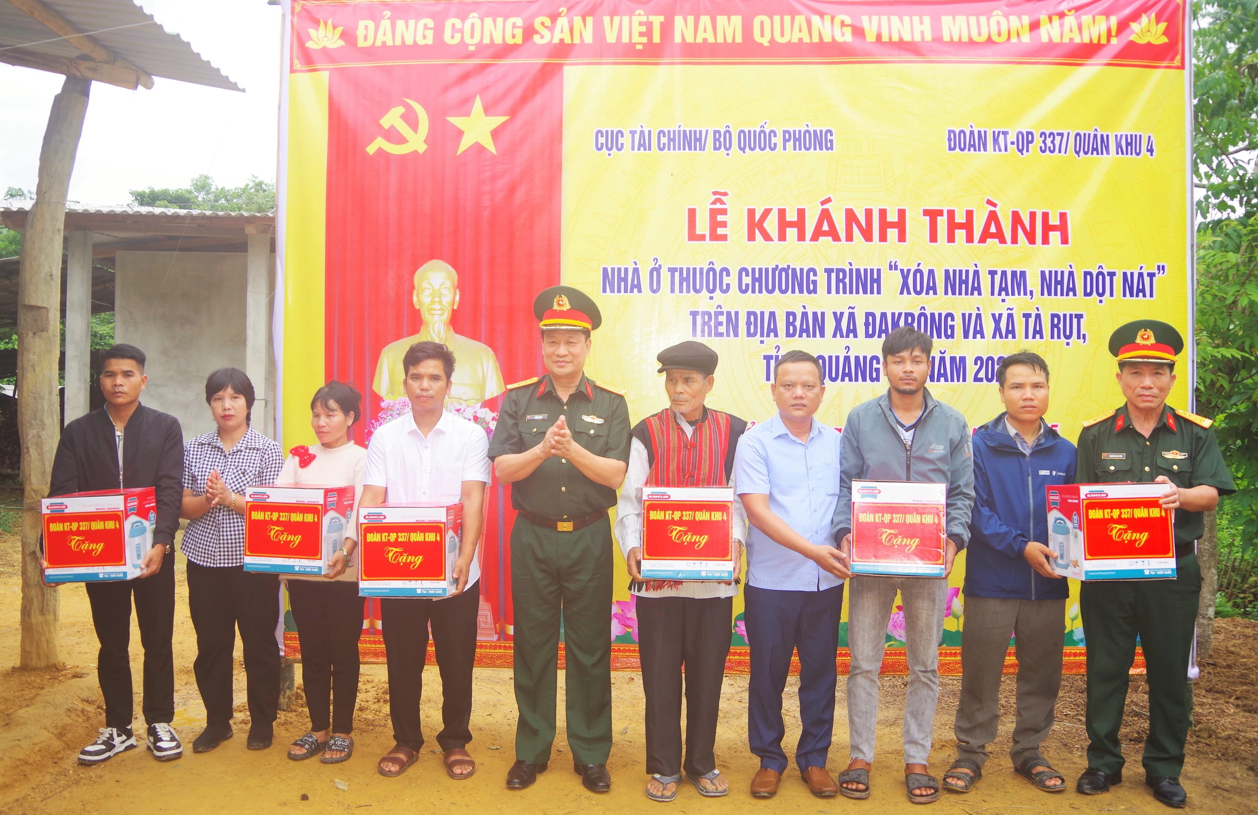 Khánh thành 6 công trình xóa nhà tạm, nhà dột nát