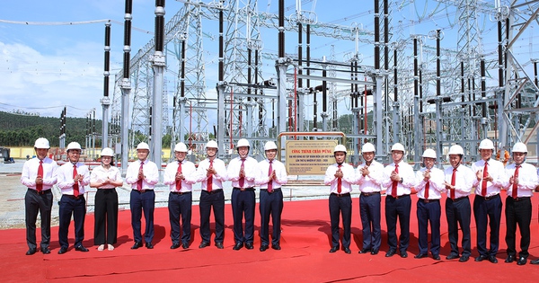 Gắn biển công trình chào mừng Đại hội Đảng bộ EVN lần thứ IV