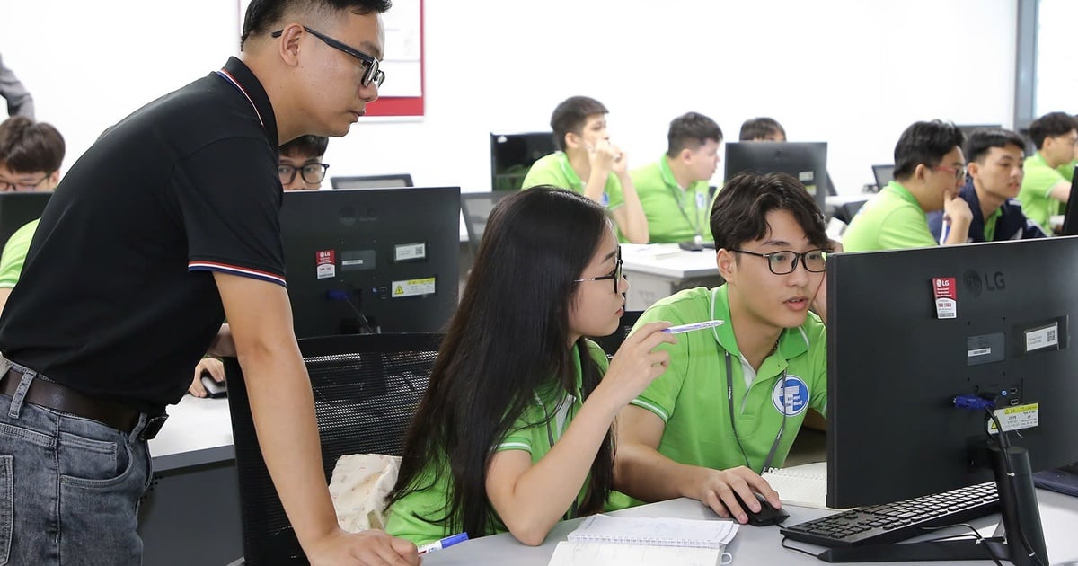 How low is the floor score of high-tech technical schools?