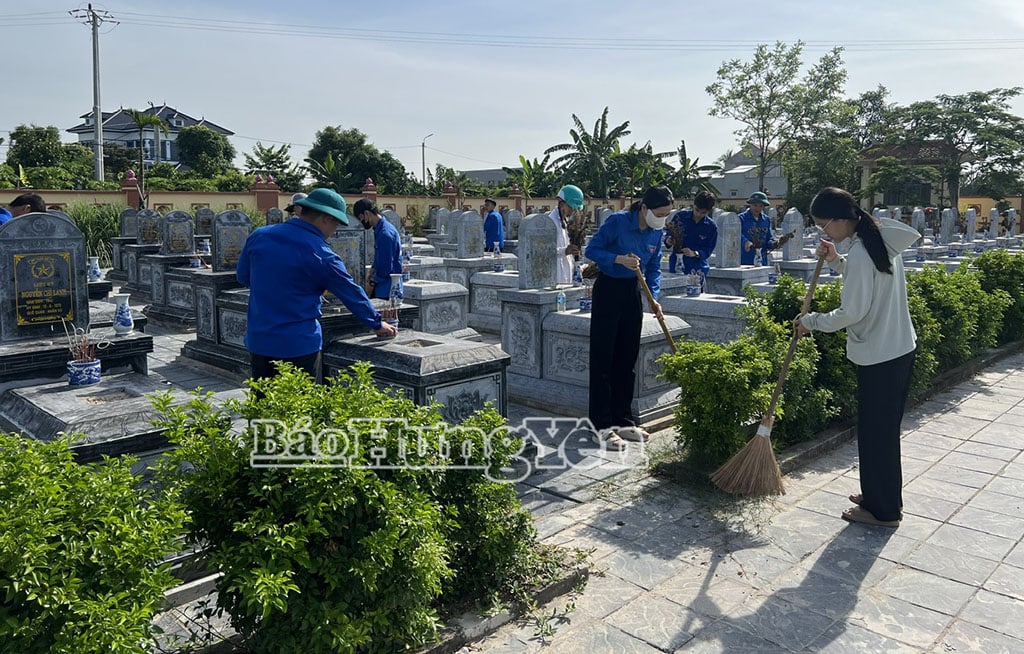 Đoàn viên tham gia chỉnh trang nghĩa trang liệt sĩ xã. Ảnh: Đào Doan 