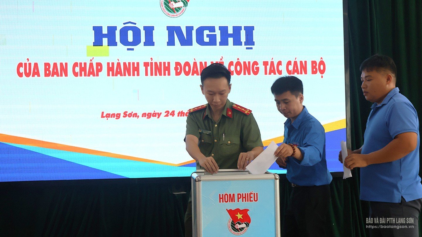 Các đại biểu thực hiện quy trình bỏ phiếu bầu Ban Thường vụ, Ban Chấp hành, cán bộ chủ chốt Đoàn TNCS Hồ Chí Minh tỉnh.