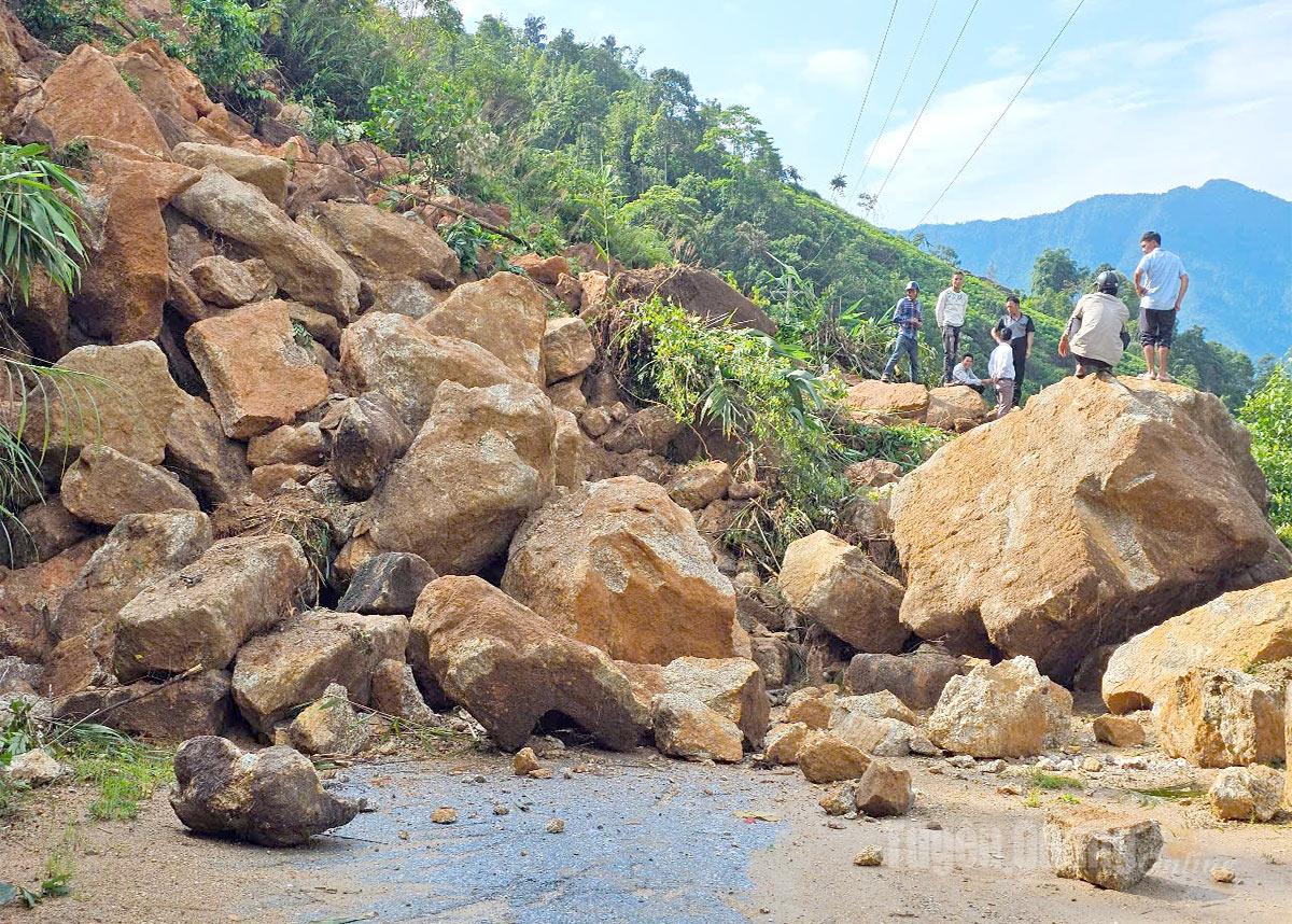 The Tan Trinh - Thong Nguyen inter-commune road suffered serious landslides at km19.