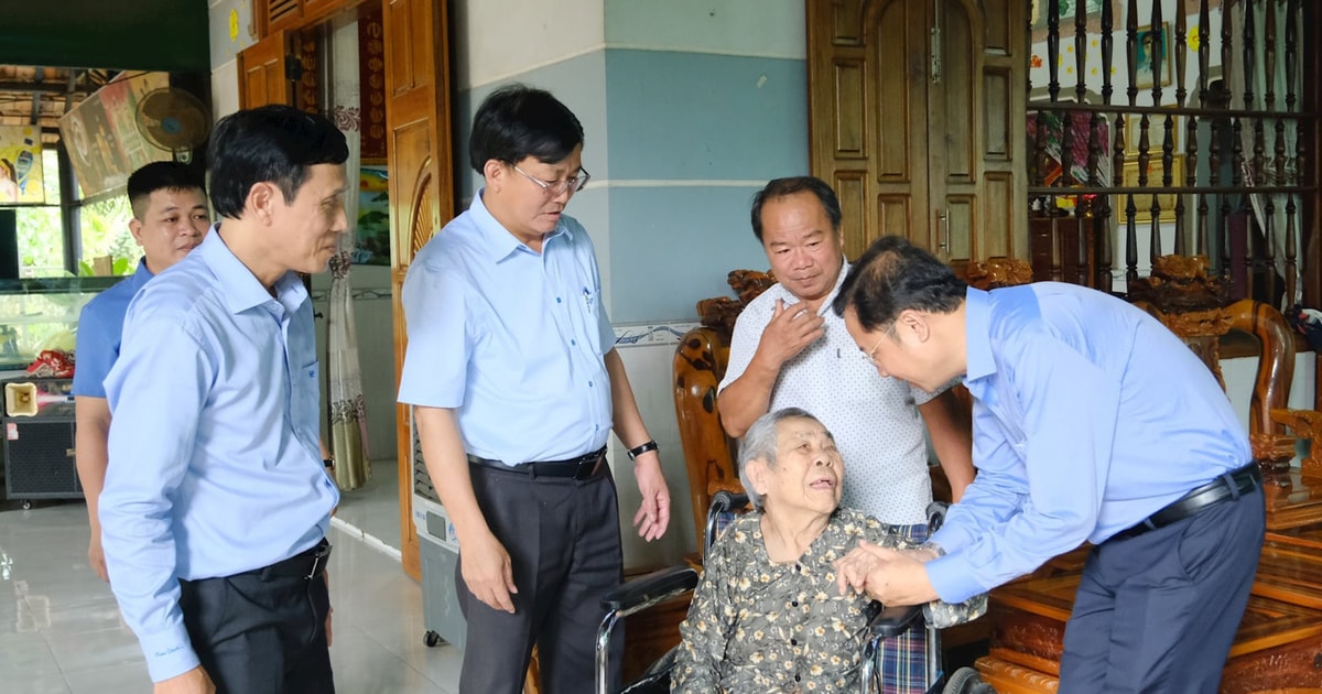 Der Vorsitzende des Organisationskomitees des Parteikomitees der Provinz Lam Dong, Ton Thien Dong, besuchte Politikerfamilien und überreichte ihnen Geschenke
