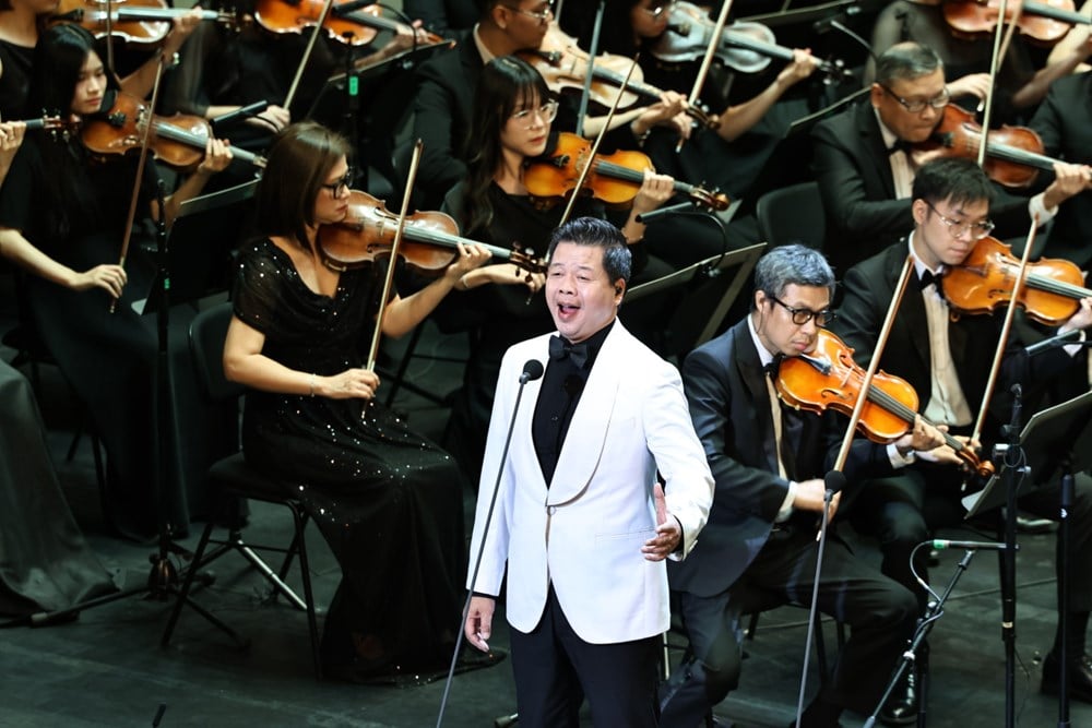 Awarding the UNESCO World Documentary Heritage certificate to the family of the late musician Hoang Van - photo 9