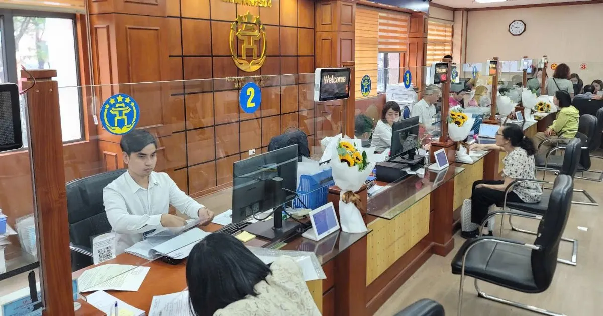 Chấn chỉnh tình trạng “cò giấy tờ” ở Hà Nội khi người dân làm thủ tục hành chính