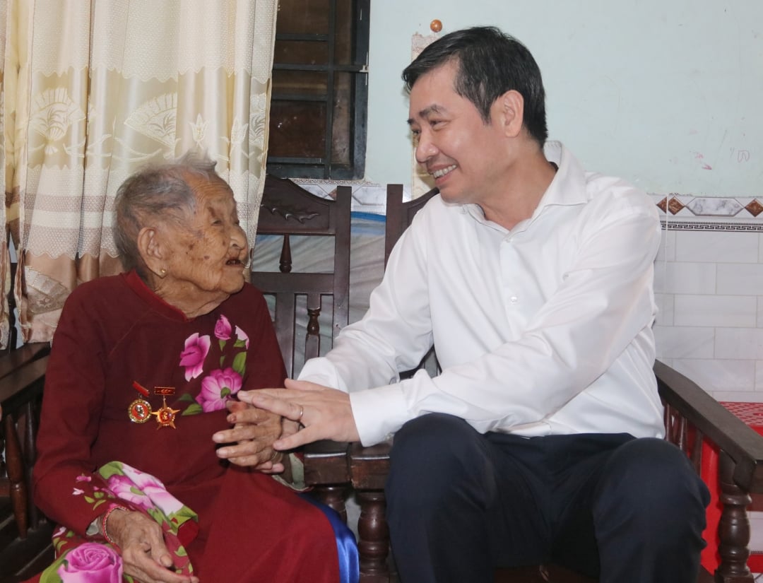 អនុលេខាគណៈកម្មាធិការបក្សខេត្ត ប្រធានគណៈកម្មាធិការប្រជាជនខេត្ត Ta Anh Tuan បានអញ្ជើញទៅសួរសុខទុក្ខ និងជូនអំណោយដល់មាតាបិតាជាតិវៀត ណាម Thai Thi Tai។