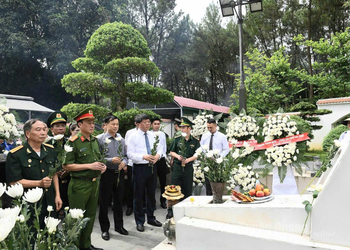 Đoàn đại biểu tỉnh Tuyên Quang dâng hoa tại Khu mộ 10 nữ Anh hùng liệt sĩ thanh niên xung phong Ngã ba Đồng Lộc.