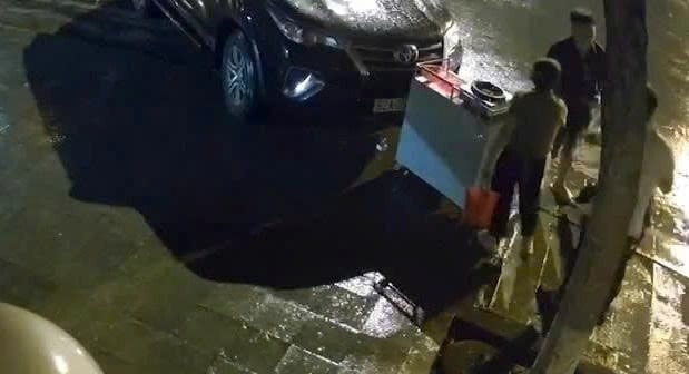 قام رجل يشتبه في أنه كان في حالة سكر بقيادة سيارة وهدد بضرب شخص ما في منتصف الليل في منطقة كون توم (مقاطعة كوانج نجاي).
