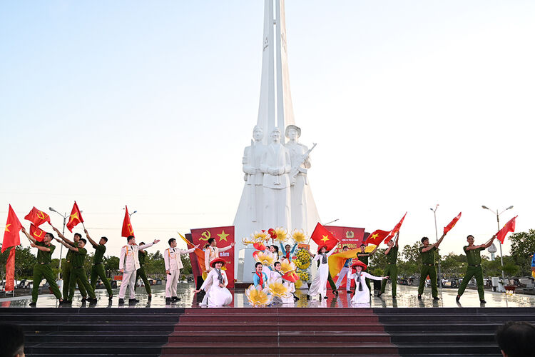 យុវជន An Giang អុជ​ទៀន​ថ្លែងអំណរគុណ​នៅ​ទី​បញ្ចុះសព​ទុក្ករបុគ្គល​ខេត្ត