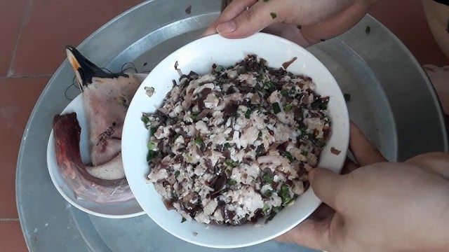 Gom từng cái cổ ngan từ quê ra phố, tôi làm món dồi cổ ngan ngon bất bại, đậm vị quê và ký ức về mẹ- Ảnh 2.