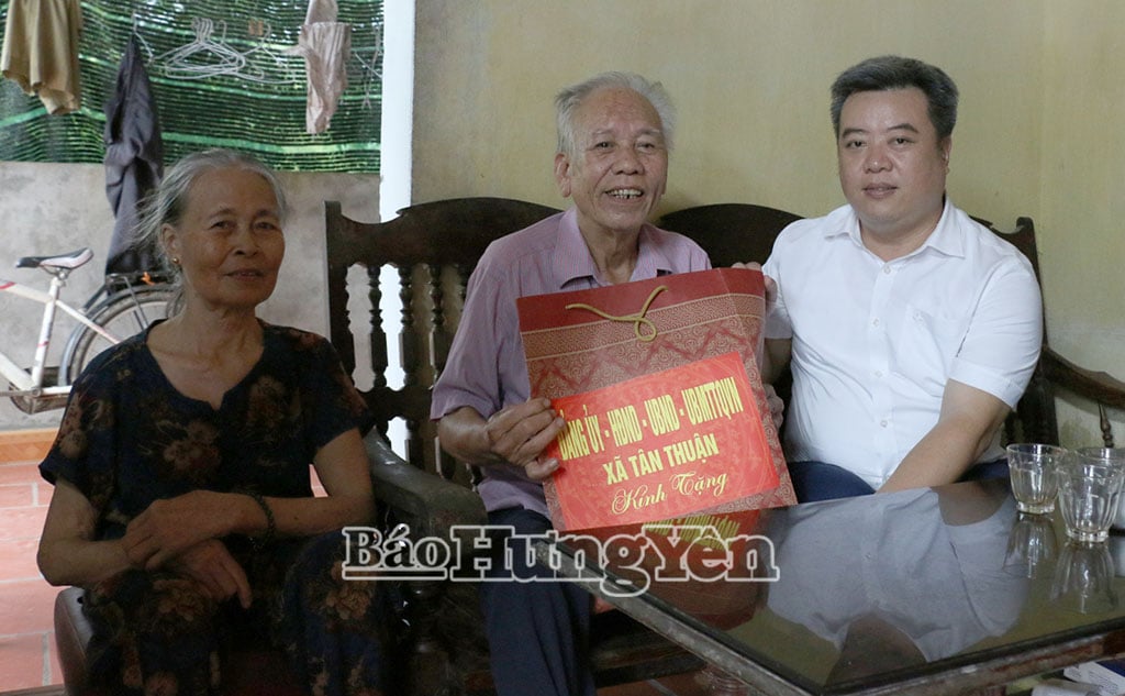 Lãnh đạo Đảng ủy xã Tân Thuận tặng quà thương binh Trịnh Xuân Viên, thôn Bình Minh. Ảnh: Đào Quyên 