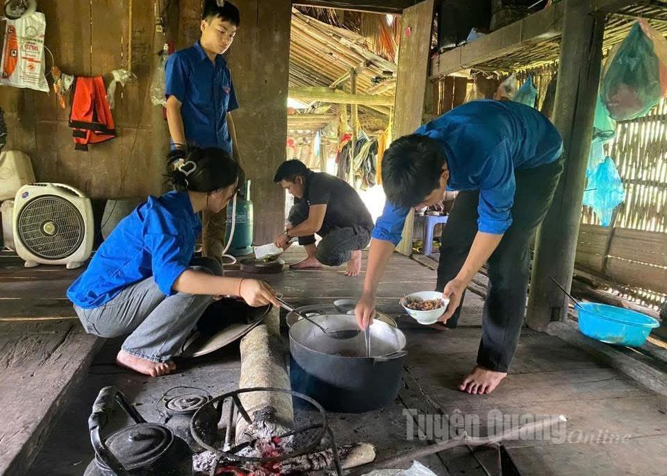 Đoàn viên xã Việt Lâm nấu cơm cho mẹ.