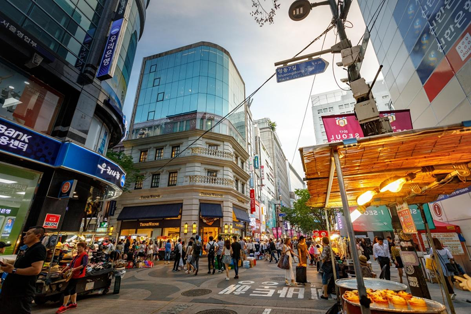វិថីម៉ូដ Myeongdong - បទពិសោធន៍ដើរទិញឥវ៉ាន់ដ៏រស់រវើកបំផុតនៅទីក្រុងសេអ៊ូល។