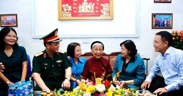 Secretary of Hanoi Party Committee Bui Thi Minh Hoai visits and presents gifts to war invalids and martyrs' families