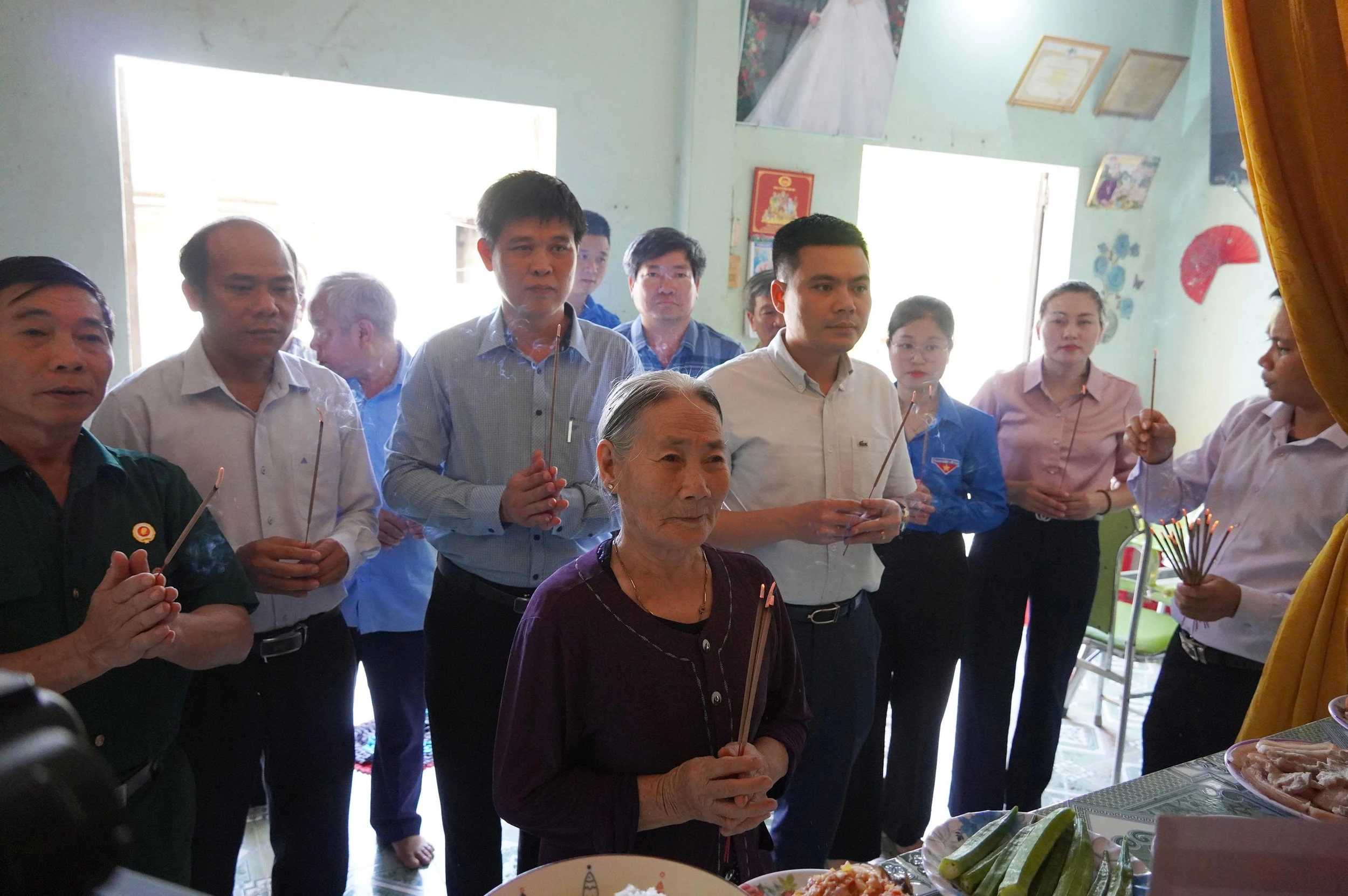 Bữa cơm “chan” nghĩa tình