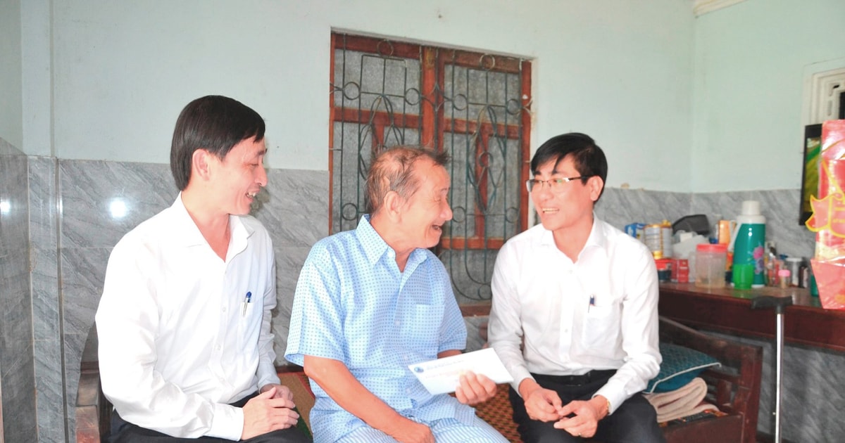 Chánh Văn phòng Thành ủy Trần Thắng Lợi thăm gia đình chính sách xã Vu Gia