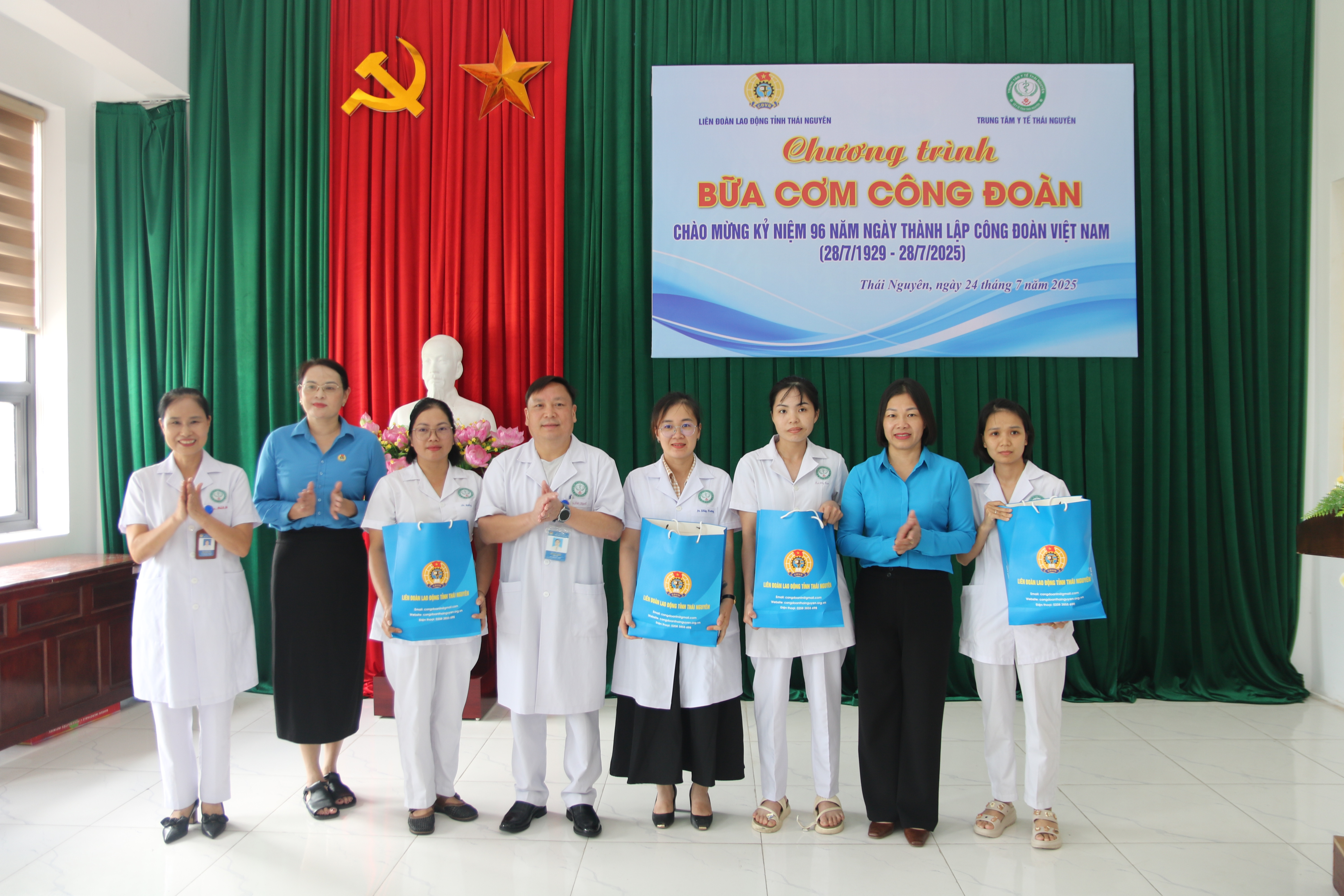 Thai Nguyen Medical Center pays tribute to relatives of wounded and fallen soldiers