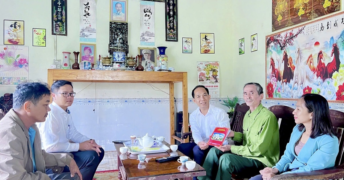 Nam Gia Nghia Ward visited and gave gifts to 89 policy families