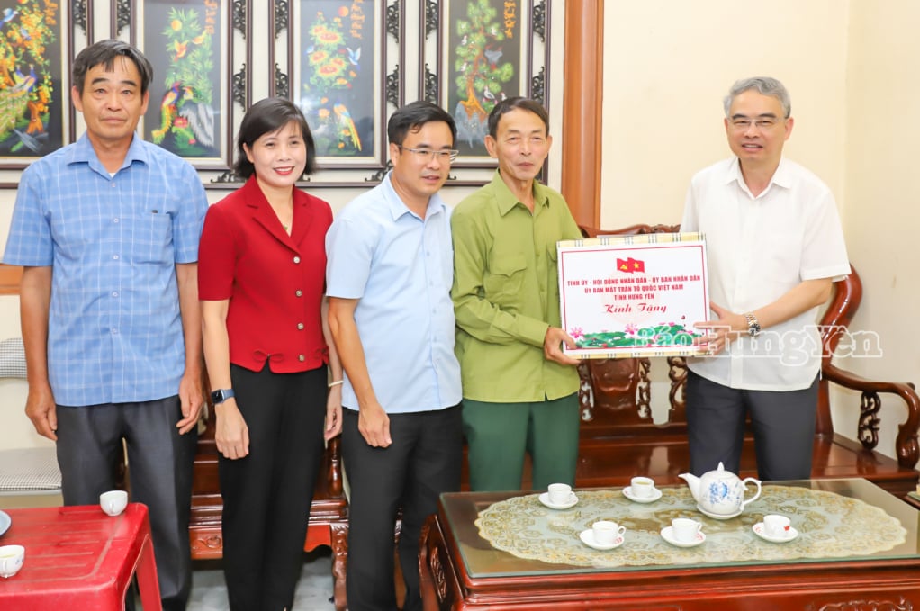Đồng chí Phạm Đồng Thụy, Ủy viên Ban Thường vụ Tỉnh ủy, Giám đốc Sở Giáo dục và Đào tạo tặng quà thương binh Trần Văn Cao, thôn Nghĩa Vũ (xã Quang Hưng). 