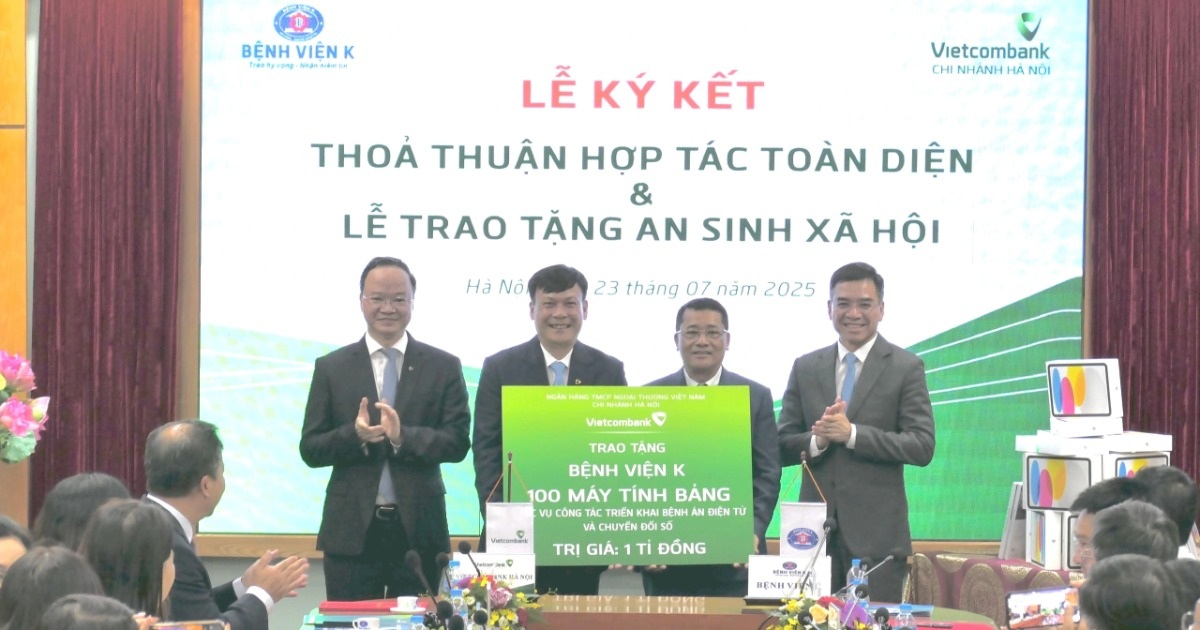 Vietcombank y el Hospital K firman un acuerdo de cooperación integral