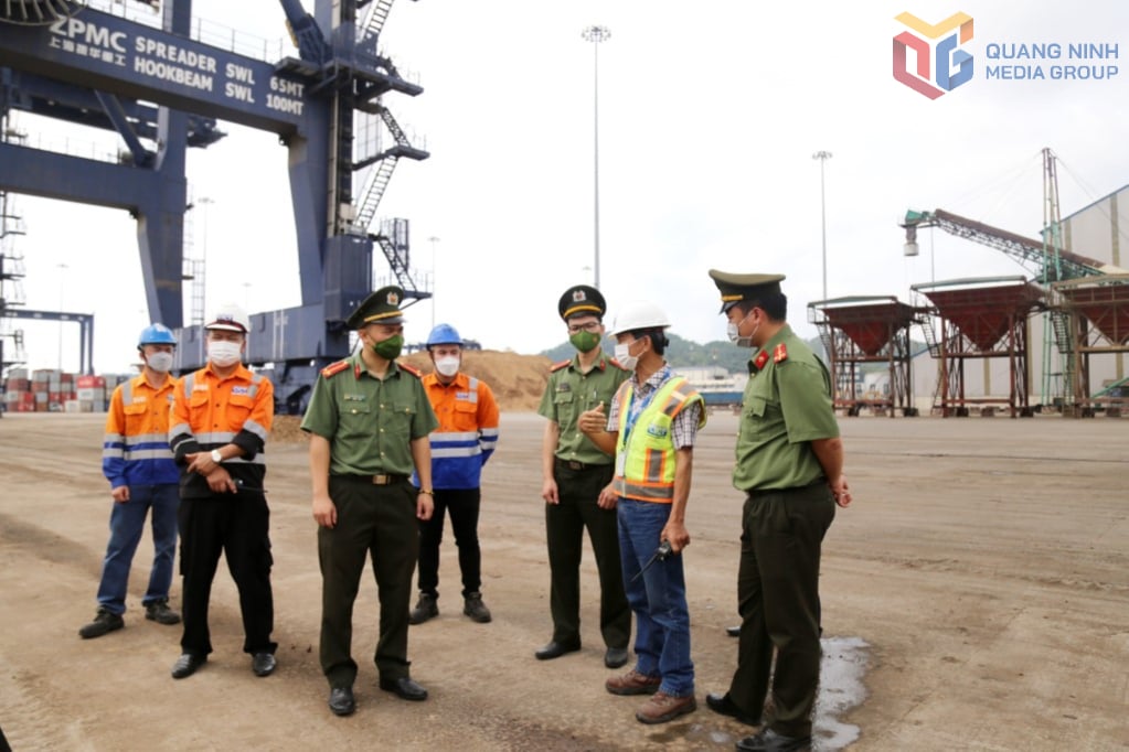 Phòng An ninh Kinh tế (Công an tỉnh) nắm tình hình liên quan đến ANTT tại Cảng Cái Lân.