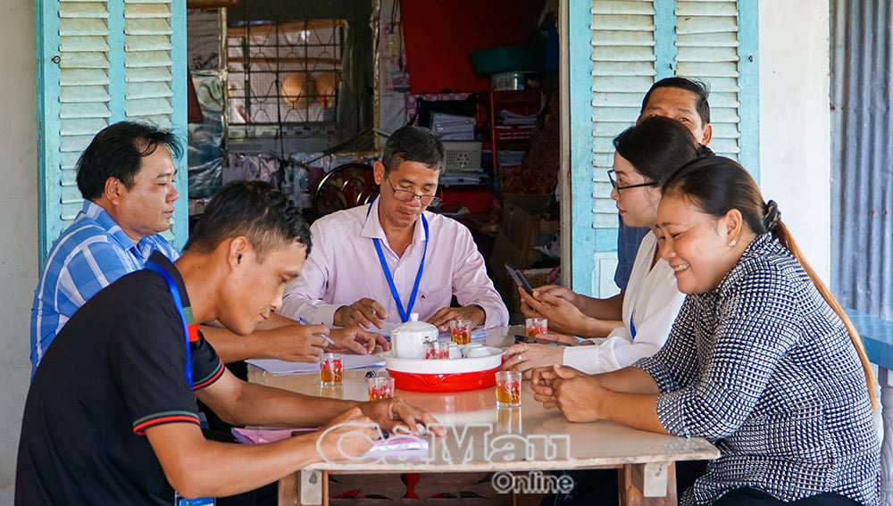អ្នកស៊ើបអង្កេត Truong Thanh Bil ប្រមូលព័ត៌មាននៅផ្ទះលោកស្រី Ngo Kim Cuc ភូមិ Tan Dien B ឃុំ Ta An Khuong។