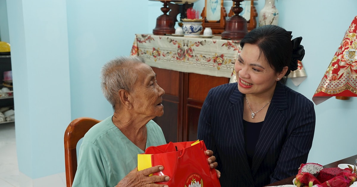 Phó Chủ tịch Ủy ban Trung ương MTTQ Việt Nam Hà Thị Nga thăm Mẹ Việt Nam Anh hùng và gia đình chính sách tại Lâm Đồng