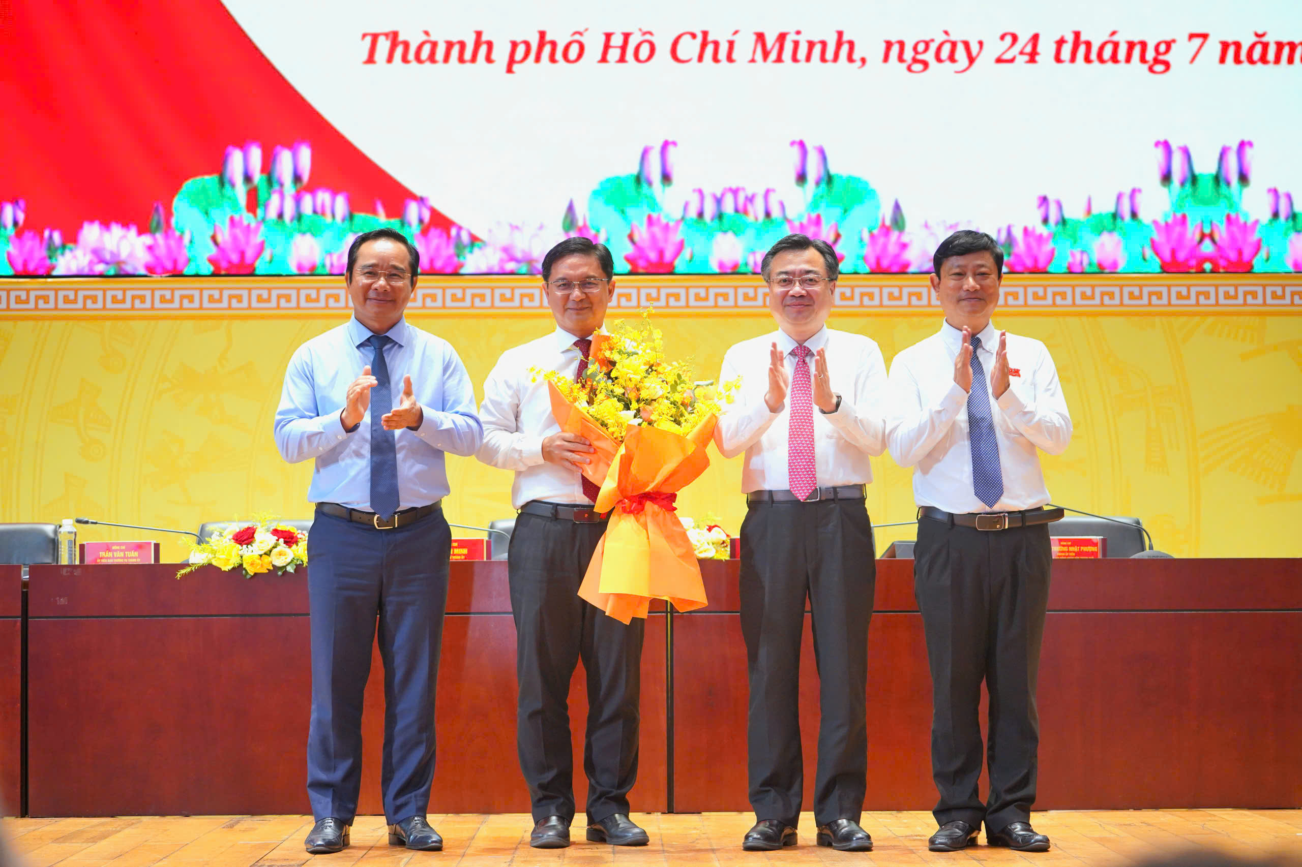 អនុប្រធានថ្មីនៃគណៈកម្មាធិការប្រជាជនទីក្រុងហូជីមិញ លោក Nguyen Manh Cuong៖ ផ្តល់អាទិភាពដល់ការអនុវត្តយន្តការពិសេស - រូបថត ២.