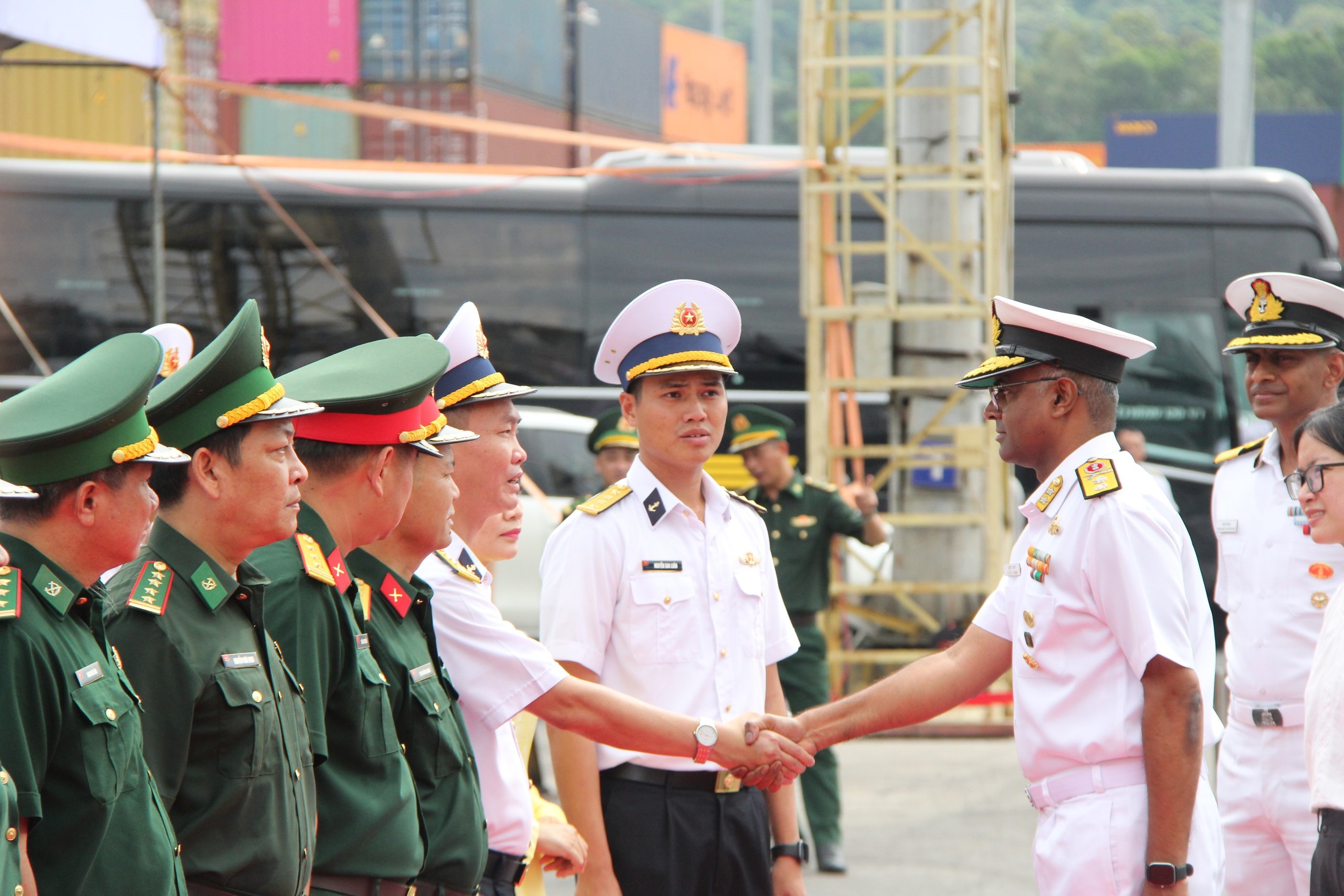 Dàn chiến hạm Hải quân Ấn Độ thăm Đà Nẵng kỷ niệm quan hệ Việt Nam - Ấn Độ - Ảnh 2.
