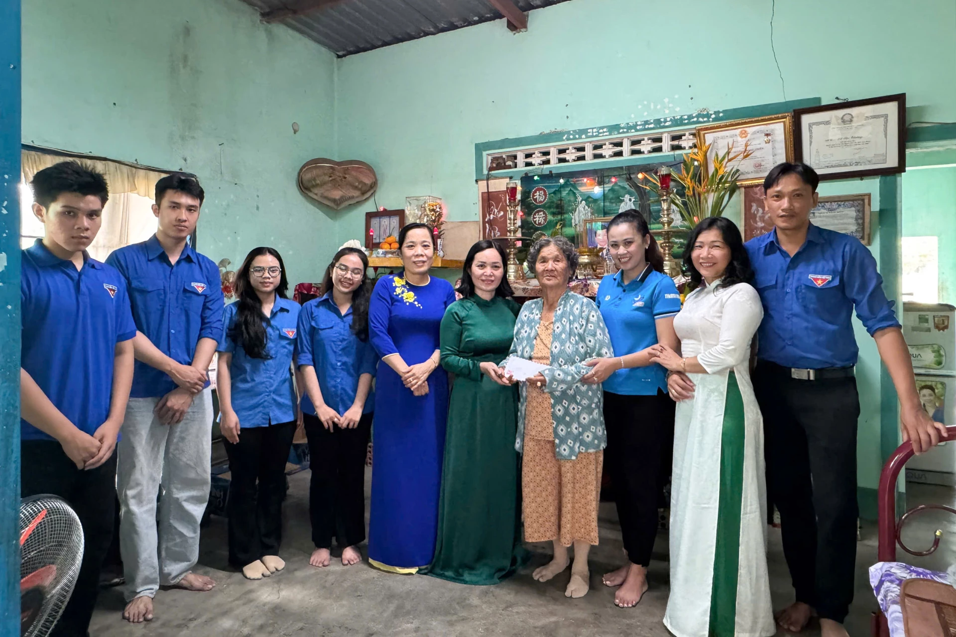 La délégation a offert des cadeaux à la famille du martyr Cu Van Thuong.